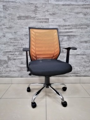 Кресло Barneo K-138 для персонала (черная ткань оранжевая сетка) в Покачах - pokachi.mebel-74.com | фото